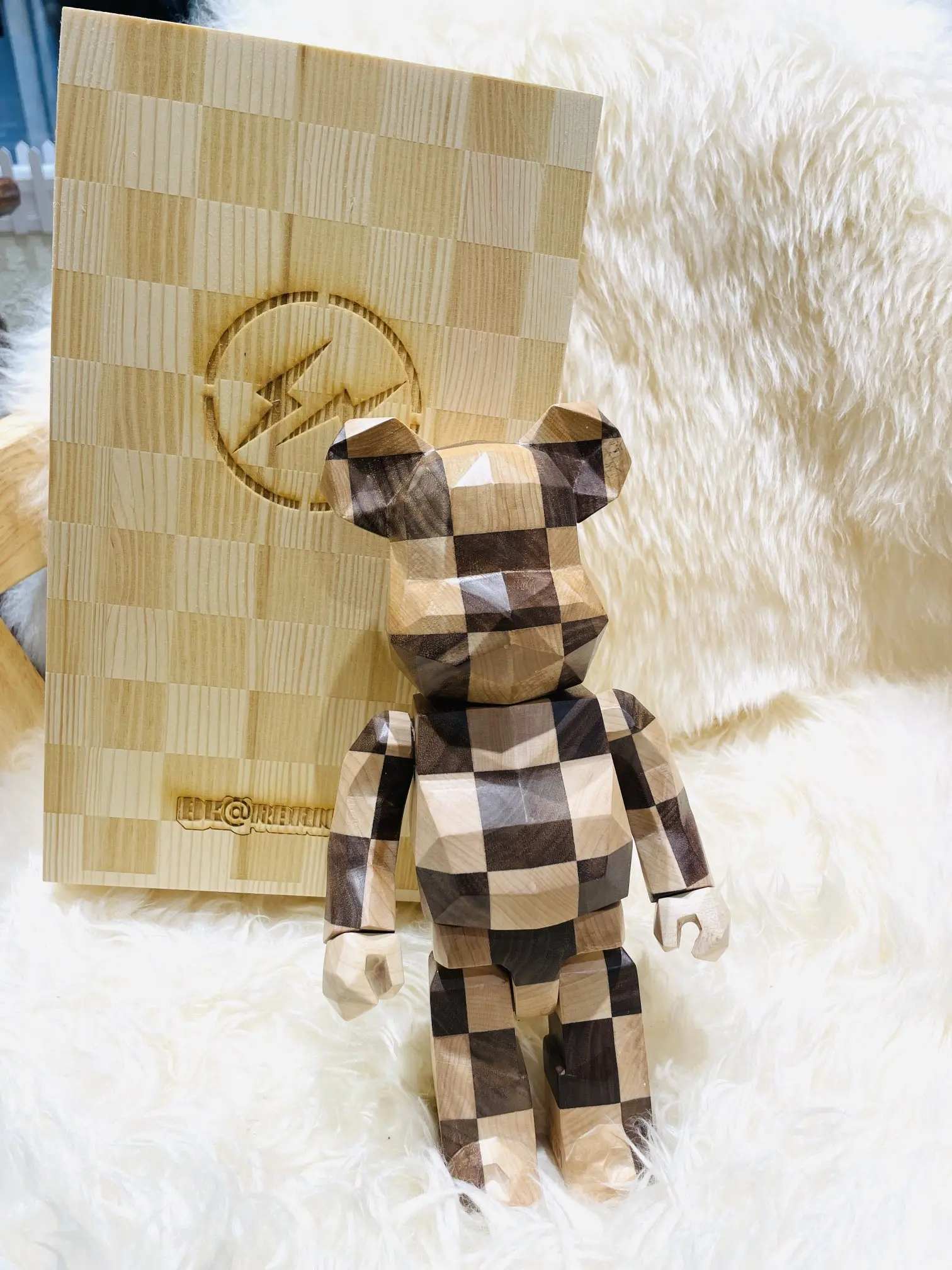 

Bearbrick Karimoku Fragment 400% Polygon Chess Wood Diamond-shaped checkerboard lightning rainbow skateboard wood is about 28 cm