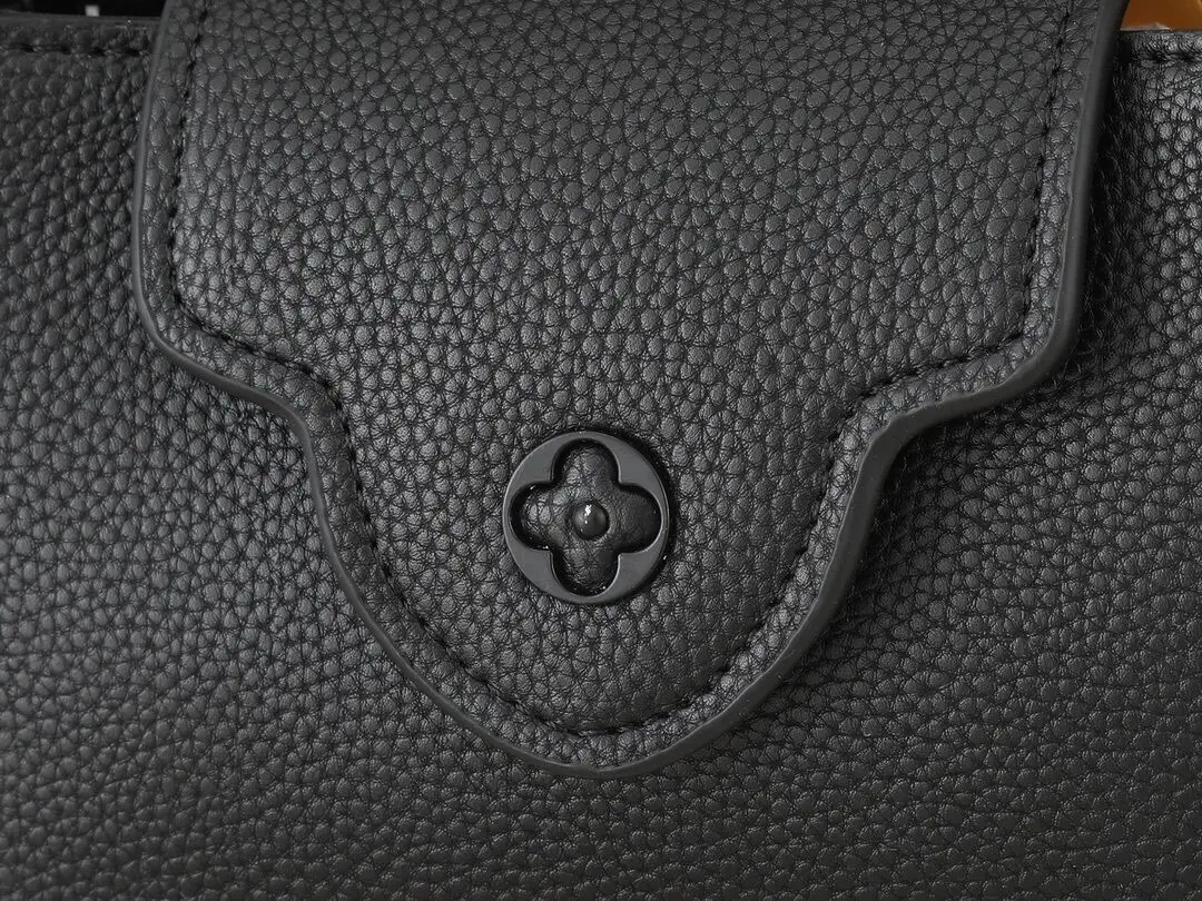 Обновленный мини - пакет из роскошной телячьей кожи Capucines и матового металла: 220 120