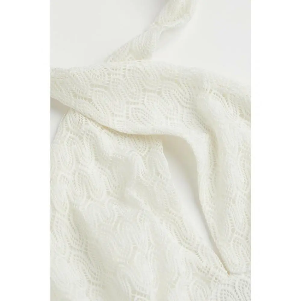 Трикотажное платье H M с круглым вырезом горловины белое 1049615008