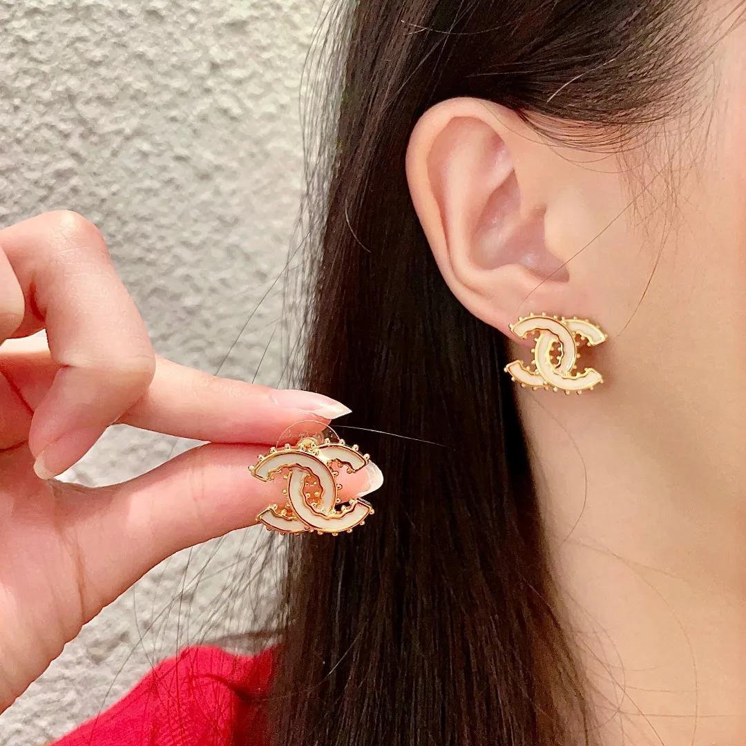 Классические простые женские серьги Chanel，модные и персонализированные