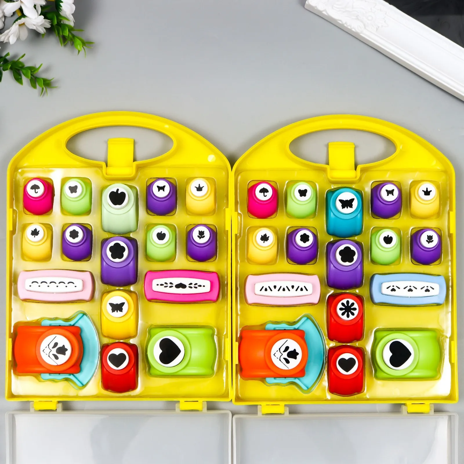 Набор фигурных дыроколов в сундуке