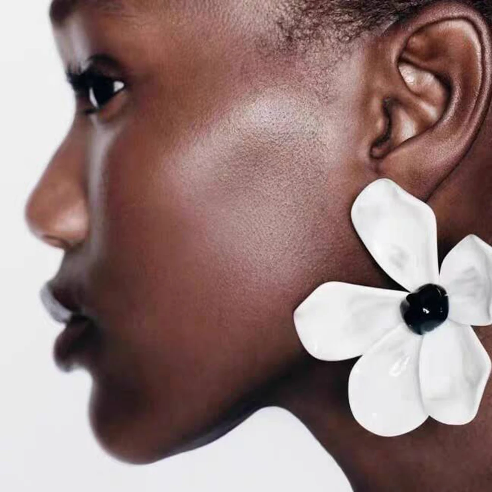 Женские серьги-подвески в виде цветка из смолы