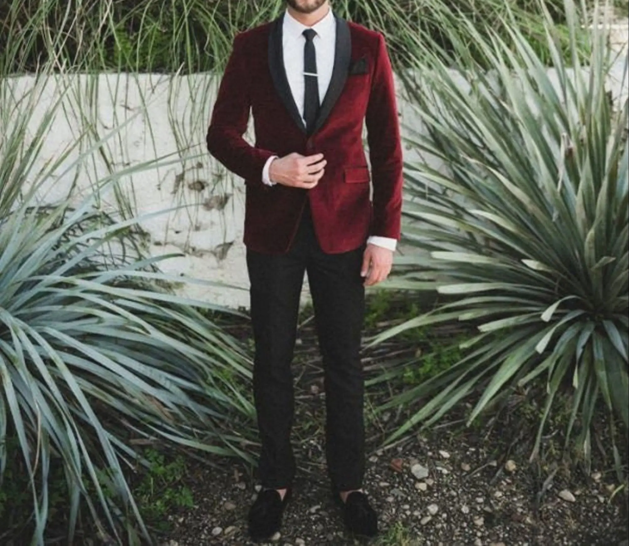 

2022 Fashion Suits For Men Wedding Prom Party Wear Slim Fit Blazer Sets Two Pieces Red Velvet Coat+Black Trousers Costume Homme