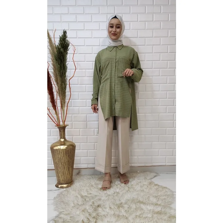 Setri Lin Женская рубашка в полоску с карманами на боку и прорезями Setri Lin Женская рубашка в полоску с карманами на боку и прорезями