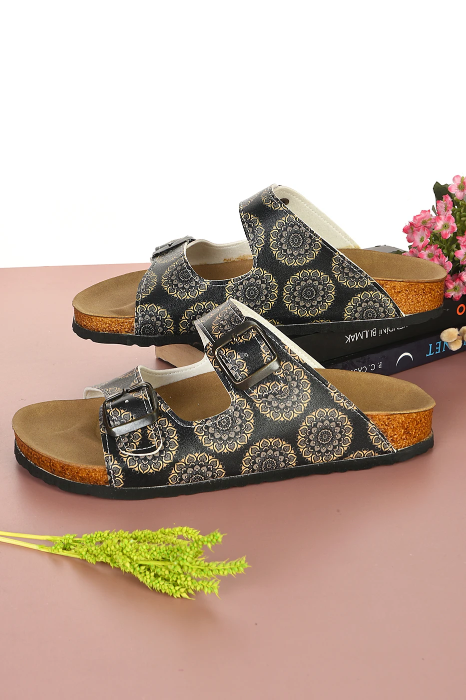 Тапочки с пряжкой на черной подошве цветочным узором 8004