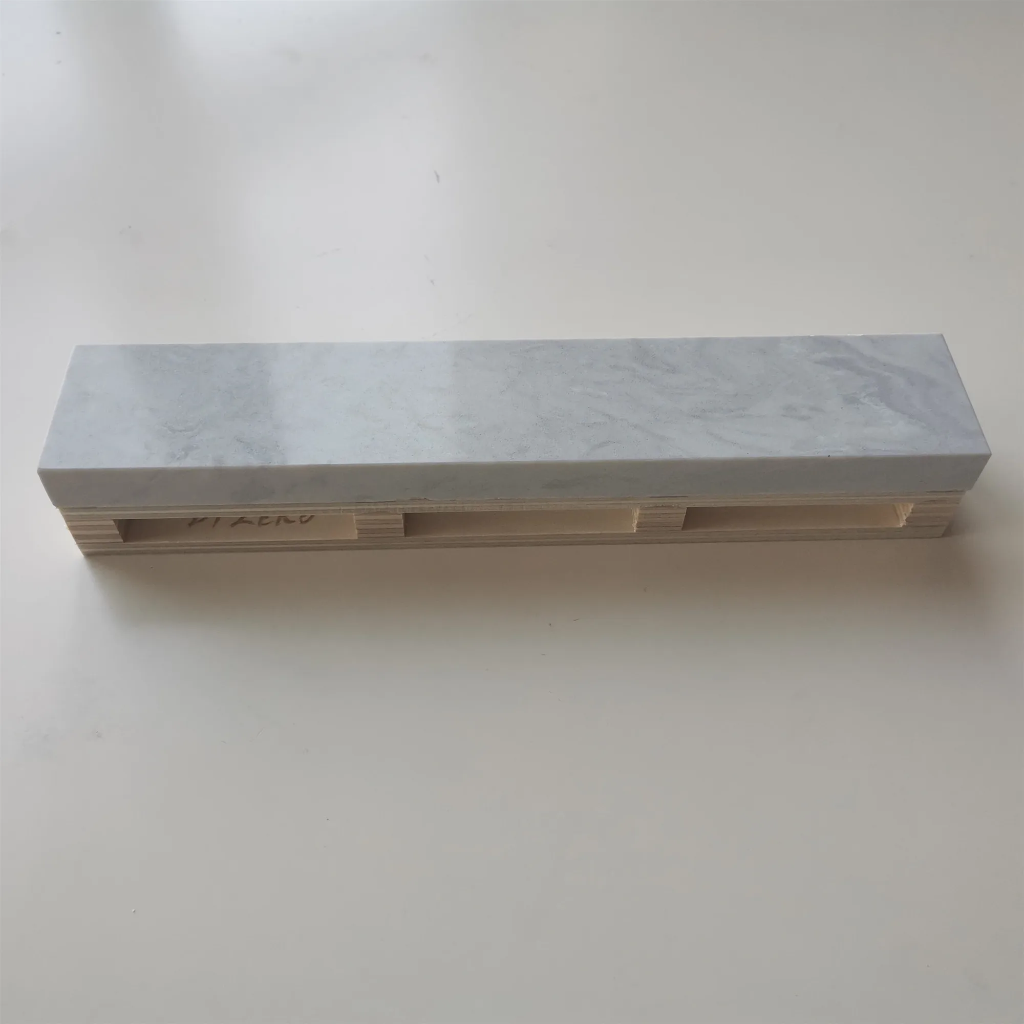 

Мраморная стена с отверстиями для отпечатков пальцев