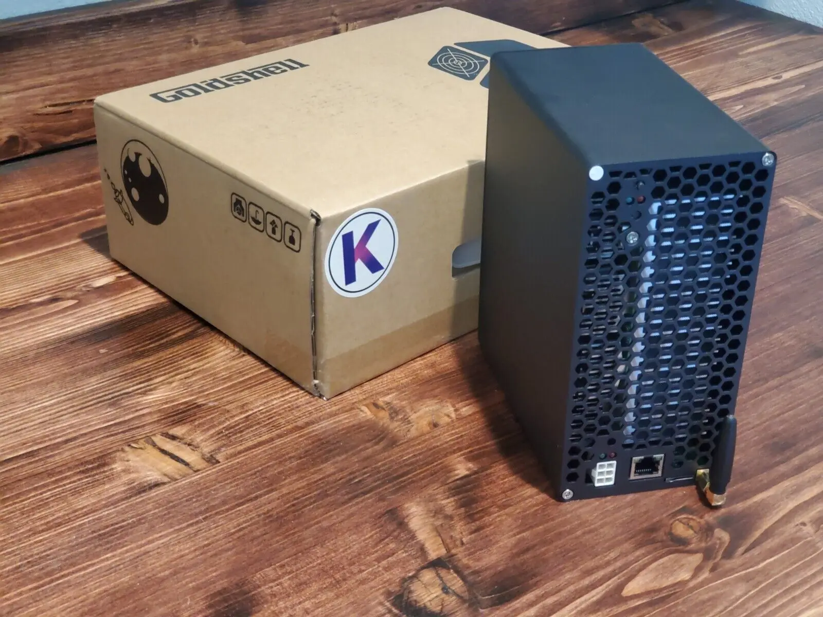 

Лидер продаж Goldshell KD Box Pro KDA Miner 2.6TH/s 230W