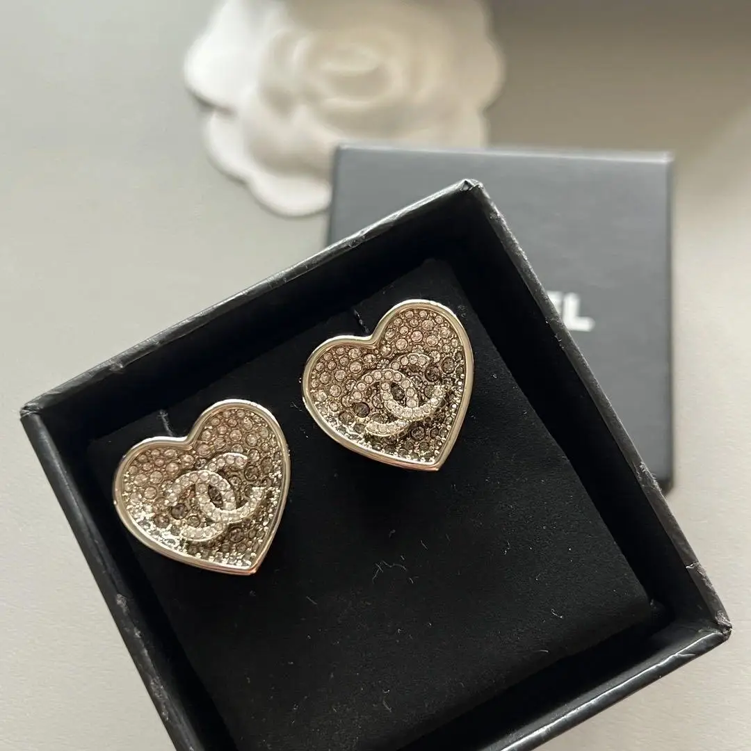 Золотые серьги-гвоздики с циркониевыми стразами в стиле Chanel висячие