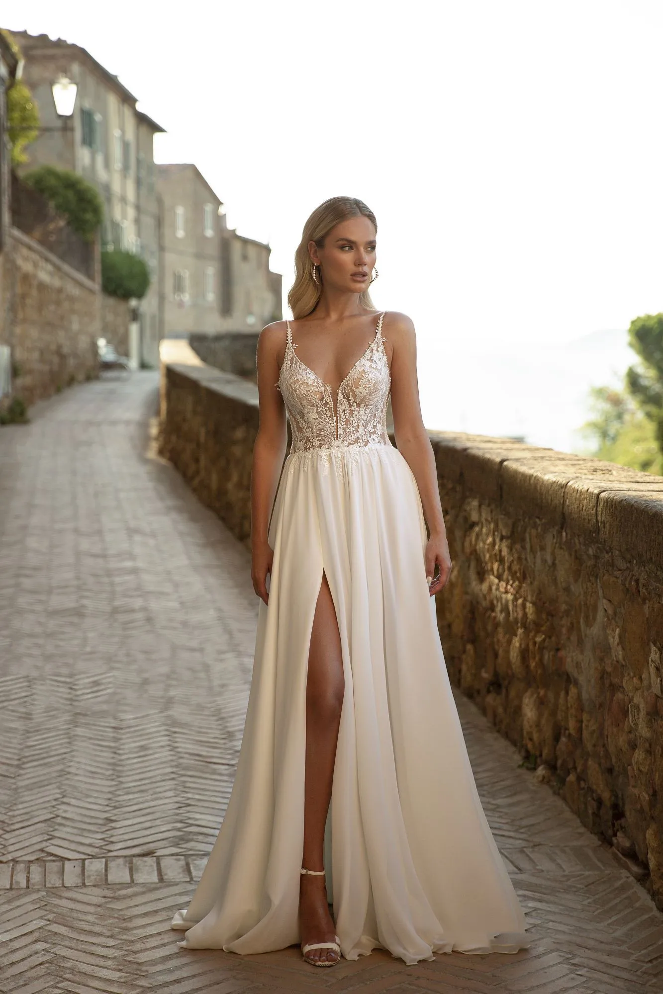 Купи Wd260 Aline Spaghetti Straps Chiffon Wedding Dresses with Split Sleeveless Bride Dress Robe de Mariage Custom Made за 5,930 рублей в магазине AliExpress