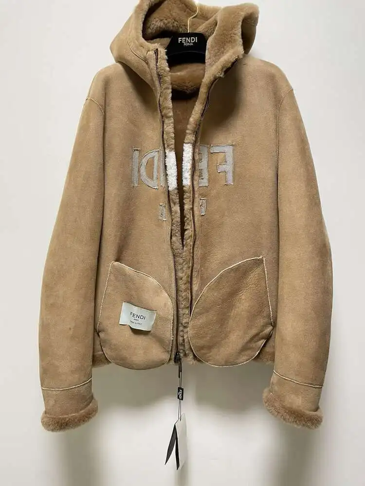 Модный Топ В Стиле Fendi От КлассичесКой Мужской ЗвеЗды Подиума С Таким Же Плюшевым Жакетом