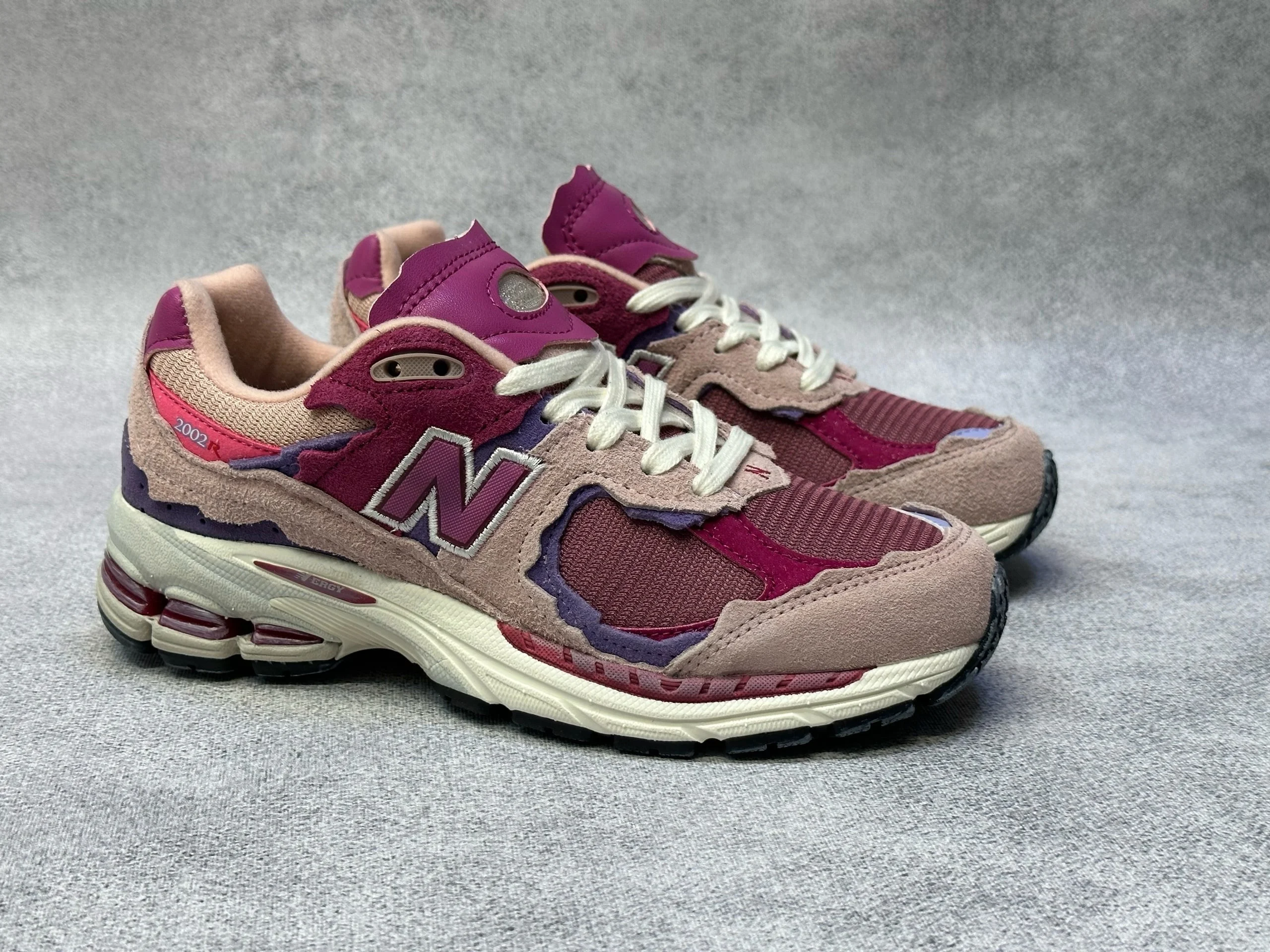 Кроссовки женские New Balance 2002R