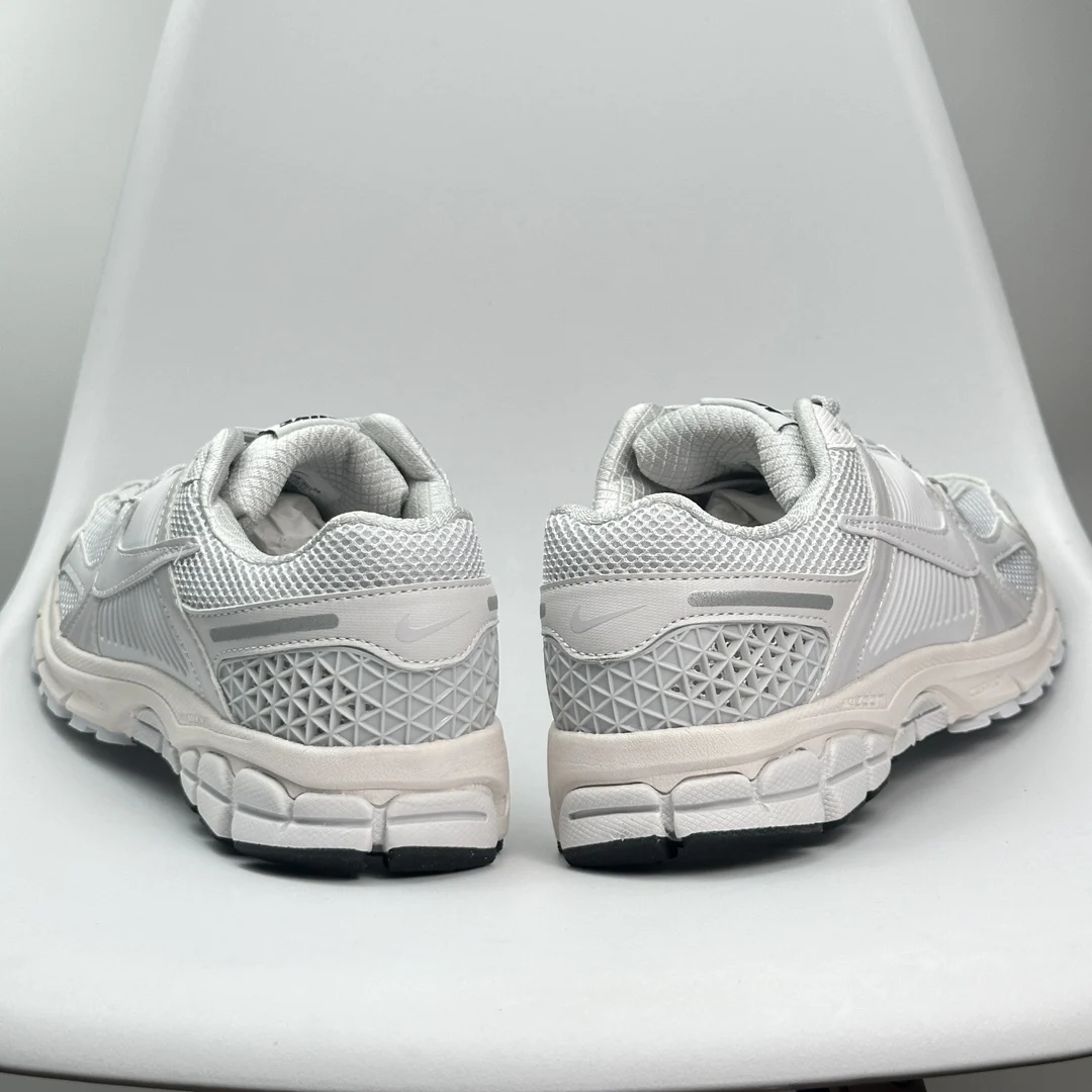 Мужские КроссовКи 1: 1 Nike Zoom Vomero 5 SP "Темно - Серый / Парусный"