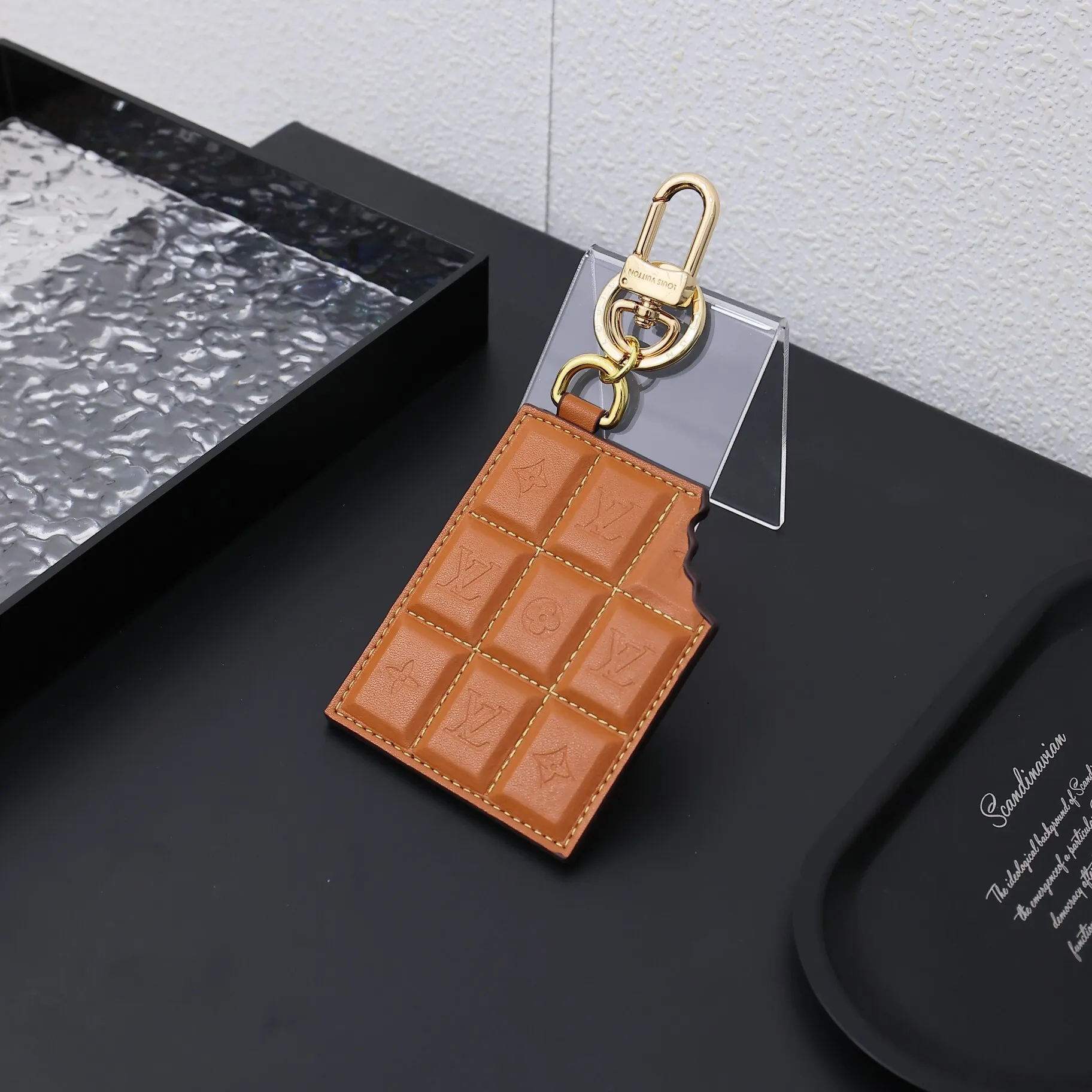 копия 1: 1 Ювелирный Брелок LV Louis Vuitton CHOCOLATE BAR FIGURIN