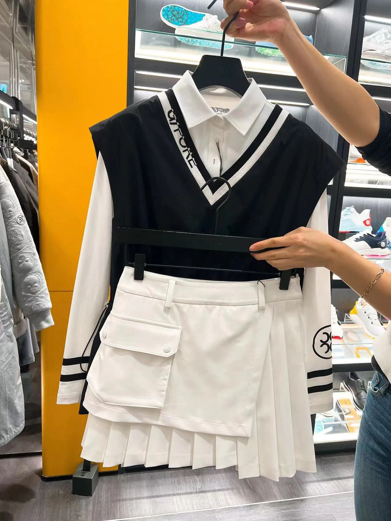 Spring/summer 2022 new golf V-neck women's lightweight vest waterproof, can be matched with long and short sleeves practical