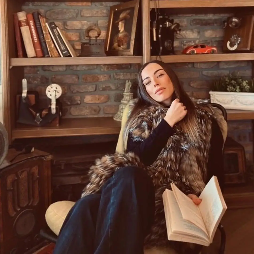 Женский жилет средней длины из натуральной кожи без рукавов с круглым воротником