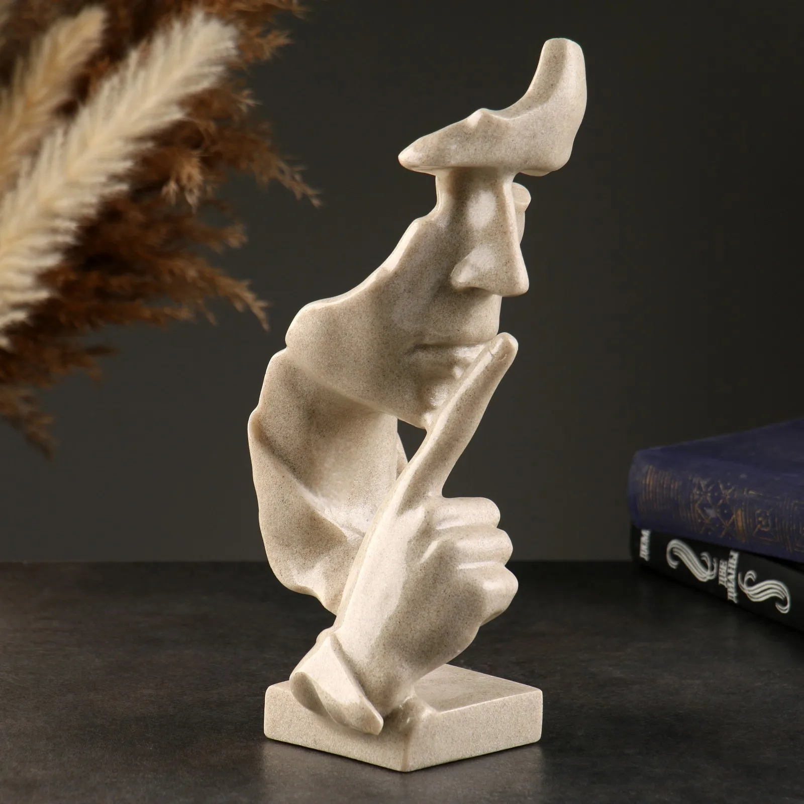 Акция минута молчания 22 июня. Молчать о любви. Статуэтка молчание красный. Статуэтка молчание золото. День памяти и скорби.