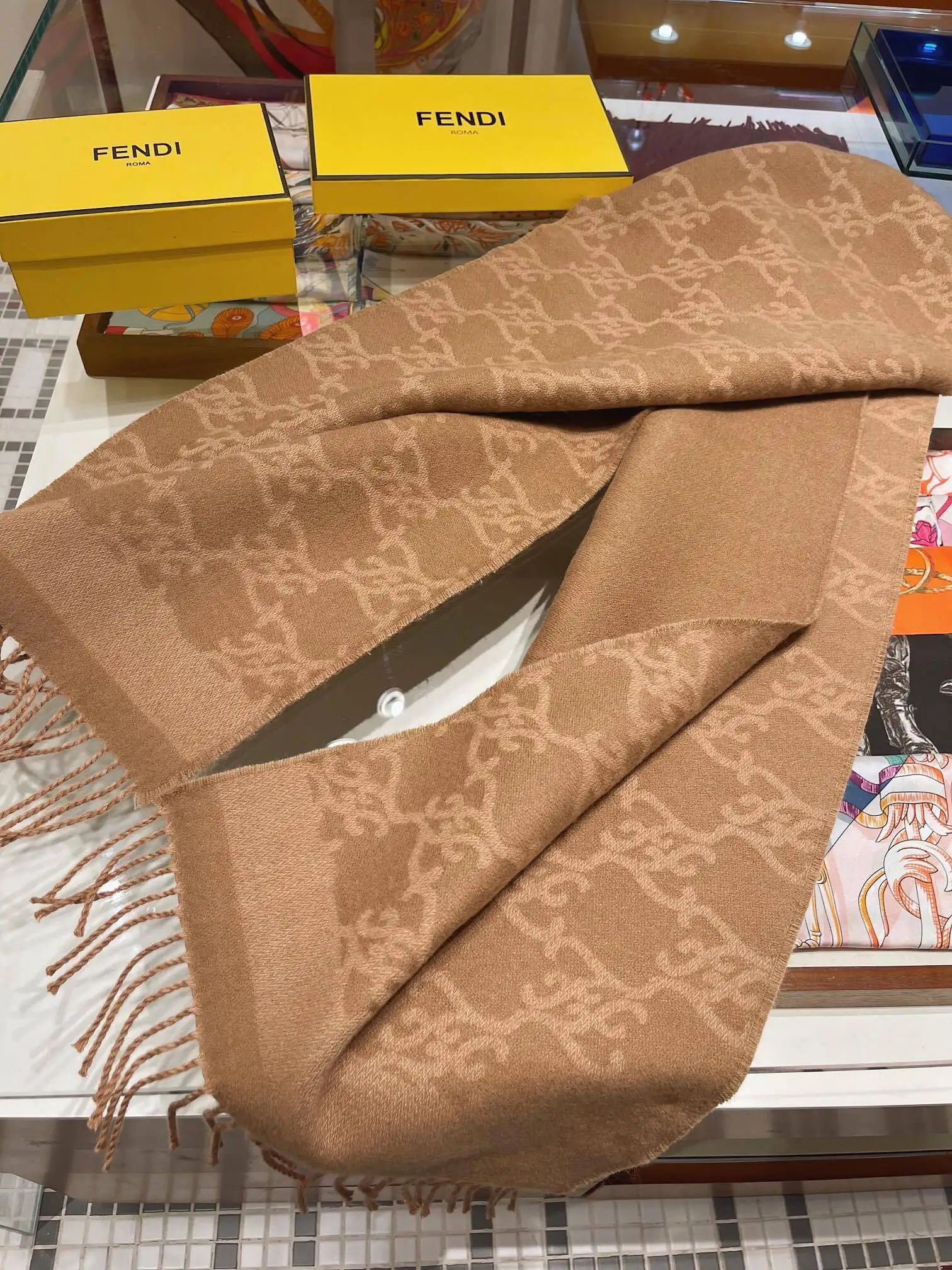 Новый Осенний Шарф Fendi