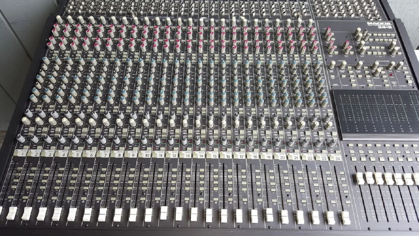 

NEW PROMO Mackie 24x8x2 8 Bus Mixing Console + Mackie 220 Watt Power Supply