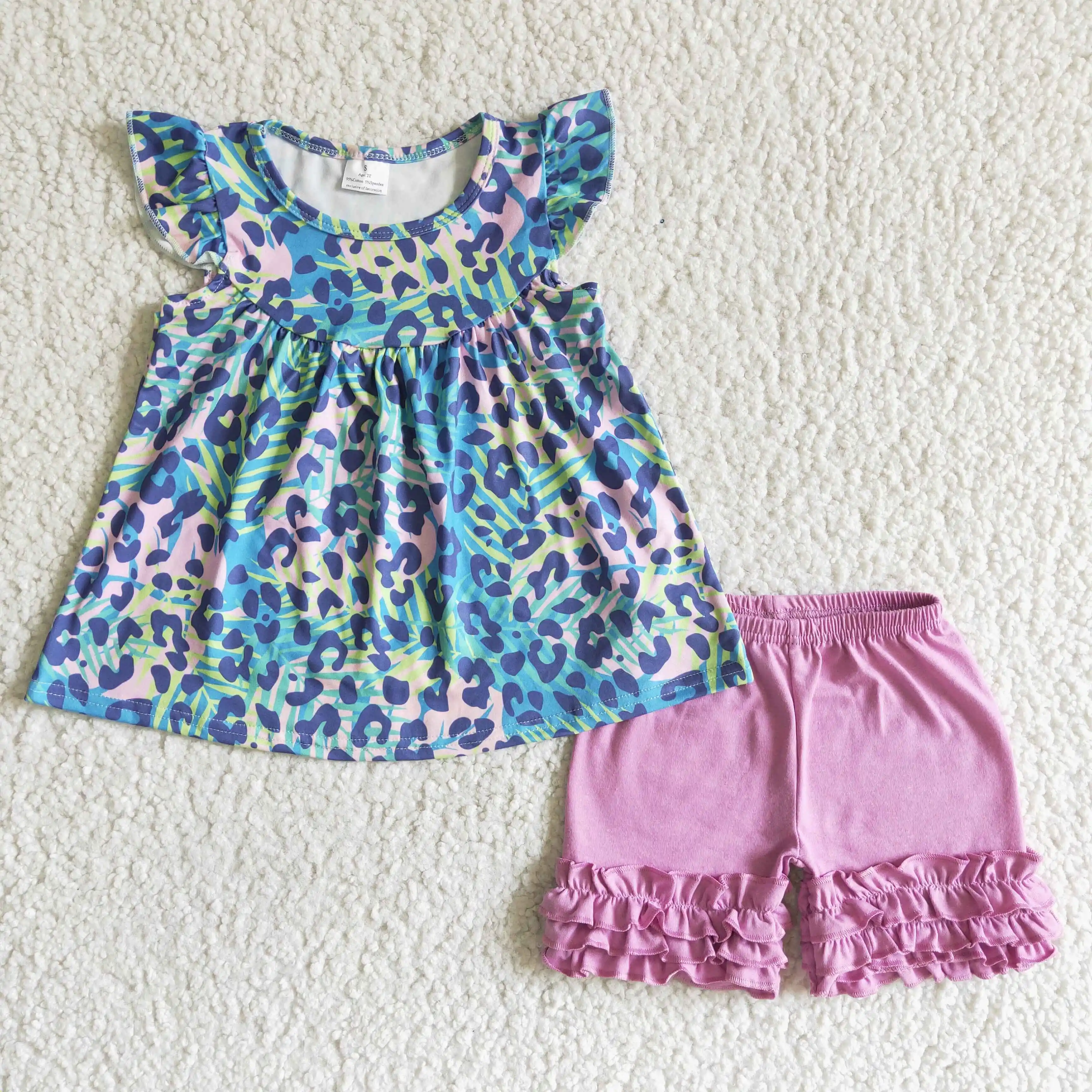 

Комплект летней детской одежды из топа с леопардовым принтом и шортов лаванды