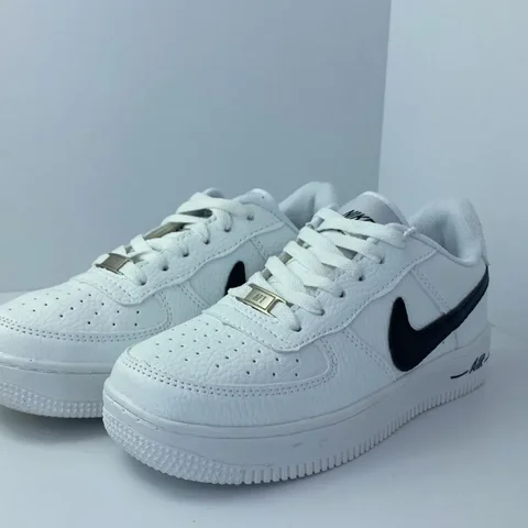 running black nike shoes