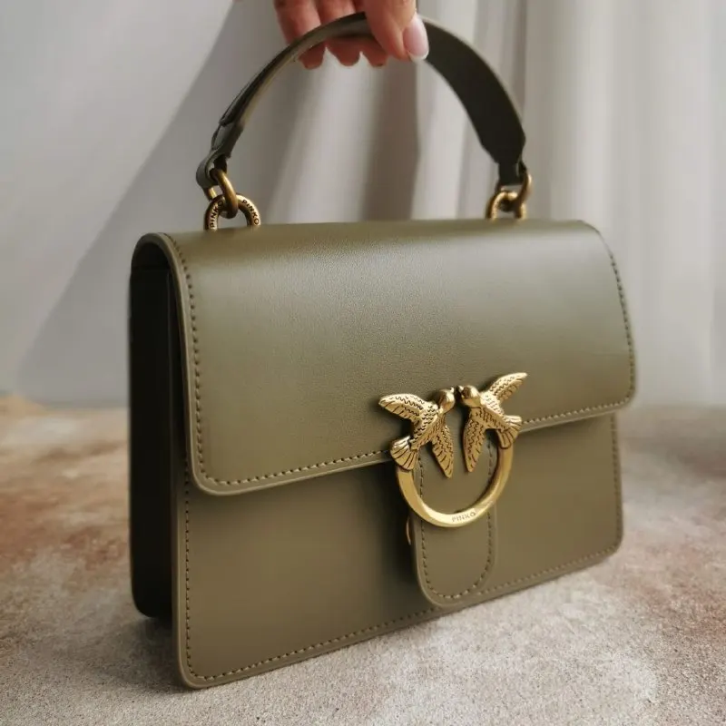 Сумки pinko team. Сумка с птичками бренд. Сумка pinko 1p21m5. Бренд сумок с двумя птичками. Бренд сумок с двумя птичками.