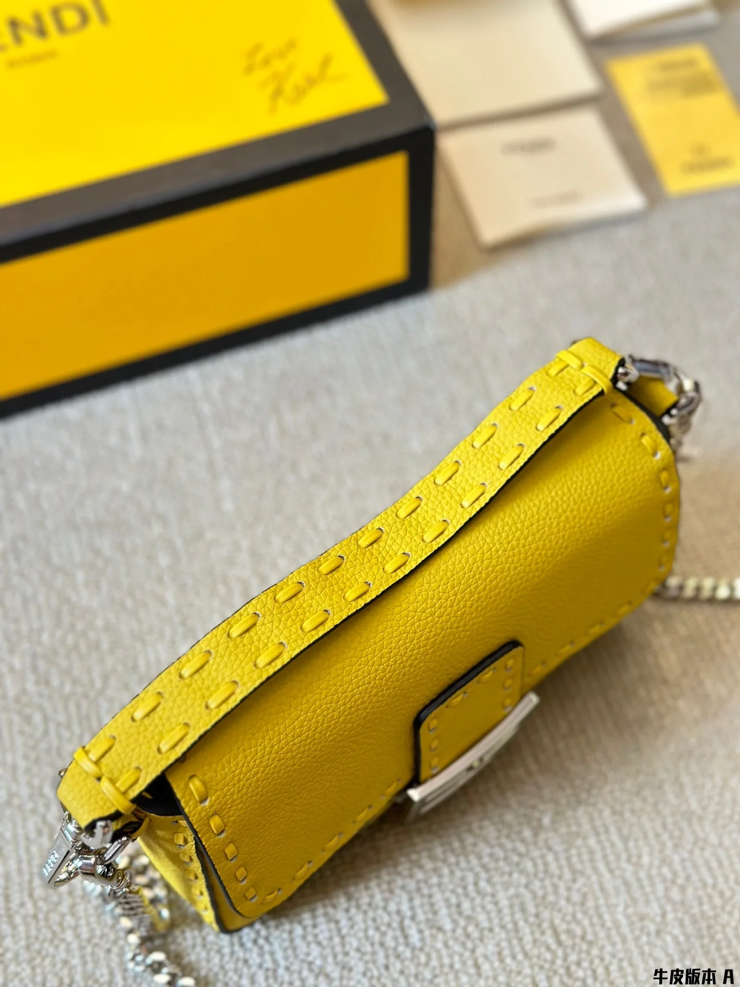 Женская сумочка Fendi изготовлена из высококачественной кожи повторяющейся на