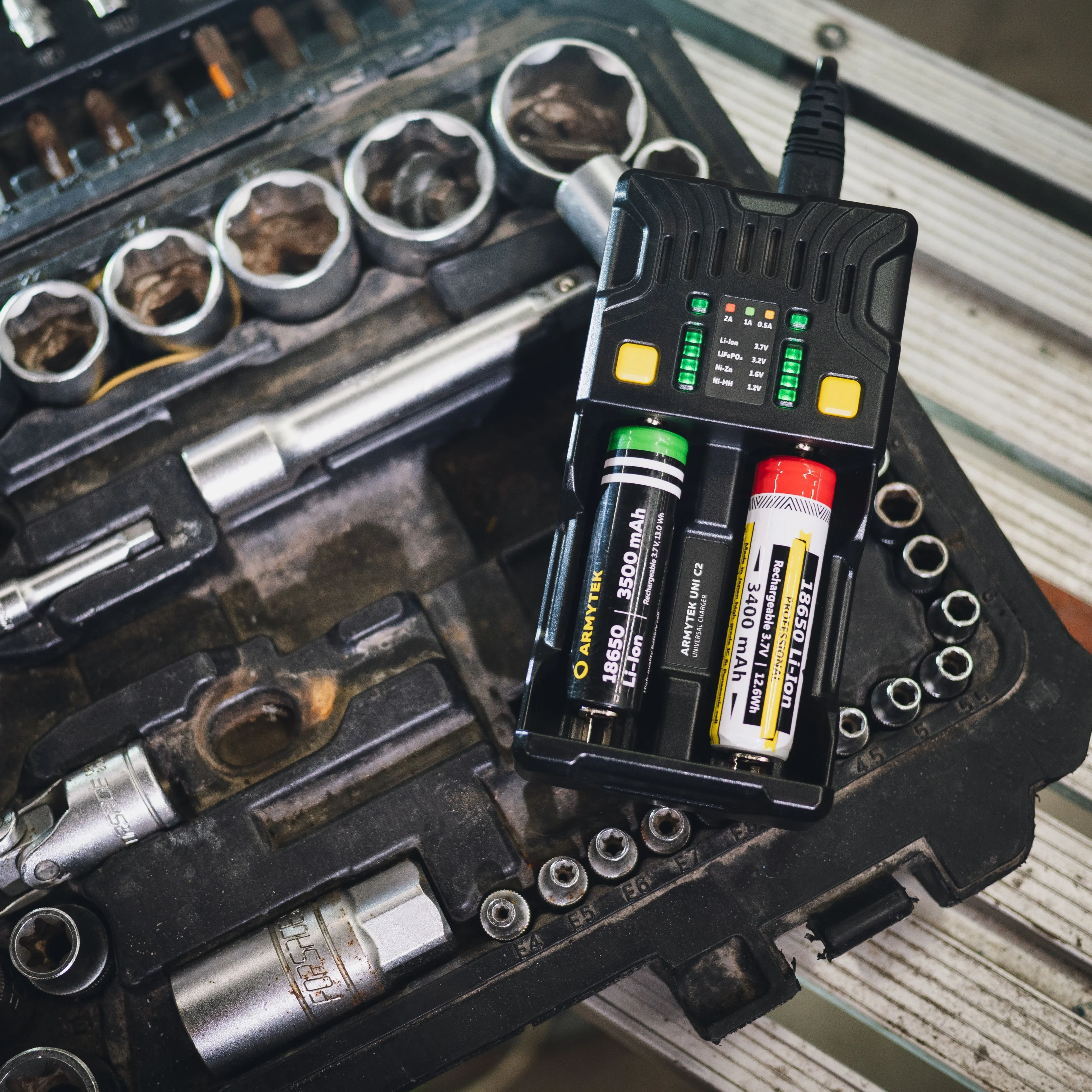 Универсальное Зарядное Устройство Uni C2 Для Аккумуляторов Типа IMR/Li-Ion Ni-MH Ni-Cd LiFePO4.