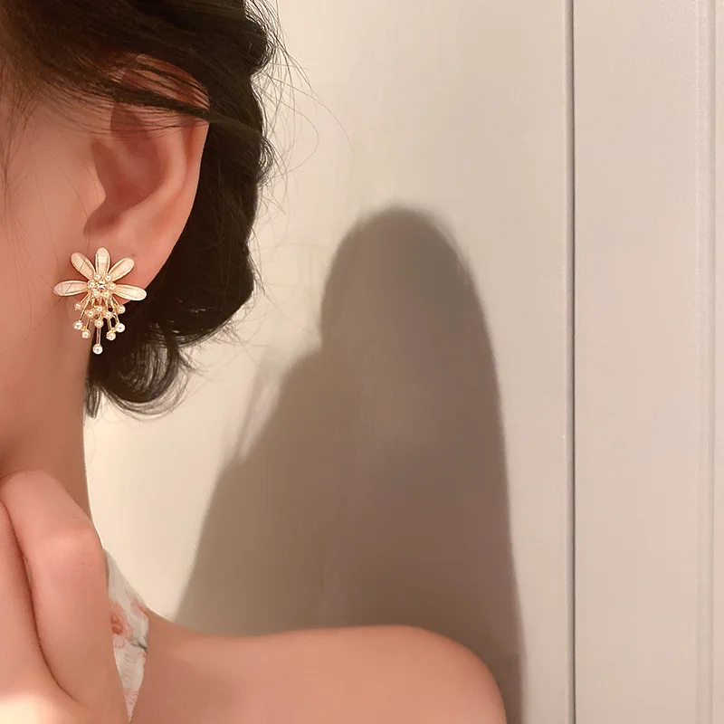 Новые корейские милые серьги-гвоздики с цветами и кристаллами для женщин