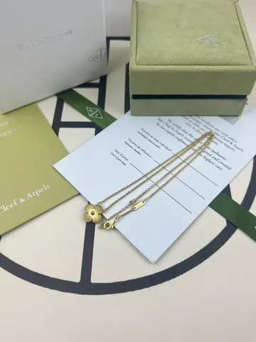 Ювелирные изделия Van Cleef & Arpels ,Хорошо сделанные, идеальные детали, полностью отображают ваше очарование.
