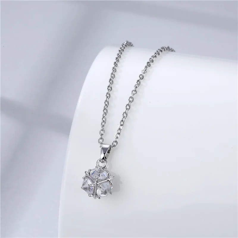 

Exquisite Fashionable Snowflake Shining Crystal Necklace Rhinestone Snow Pendant Necklaces New Year Christmas Jewelry Gift