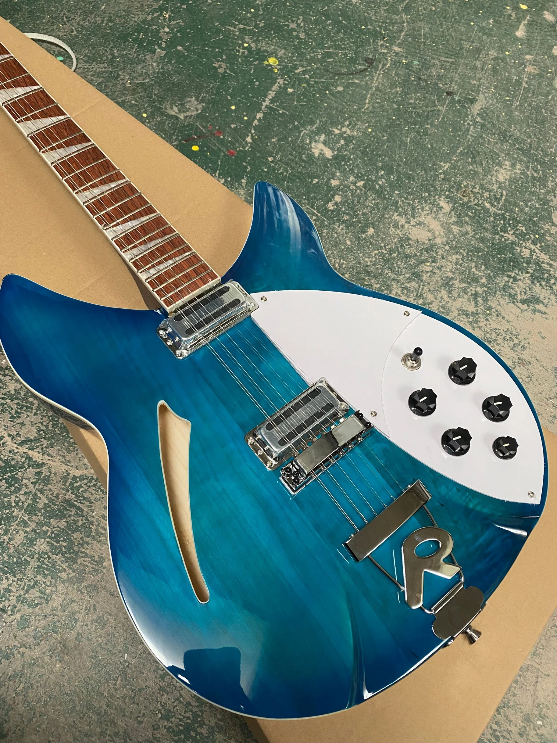

Custom RIC 12-струнная синяя полуполая электрическая гитара, одно F-отверстие, Кленовая фингерборд, белая жемчужная треугольная инкрустация, черн...