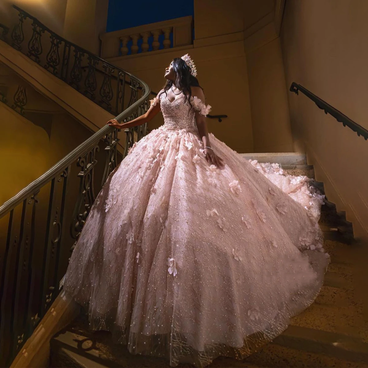 

Роскошное Тюлевое платье для Quinceanera с 3D цветами 2023 с открытыми плечами сердечком вырезом Бальные платья с блестками аппликацией 15 лет