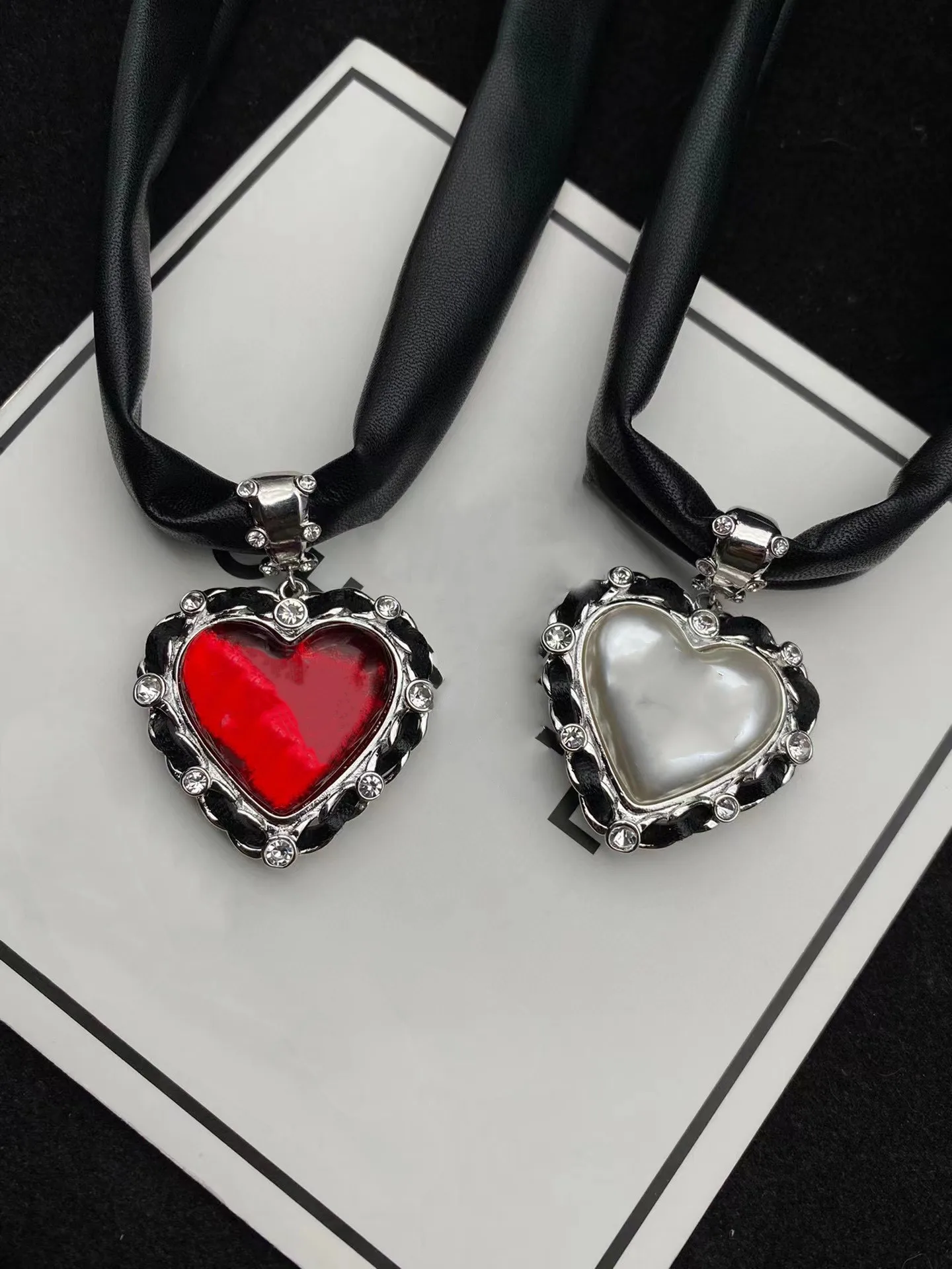 

Женская кожаная цепочка с подвеской в виде сердца, черная короткая золотая цепочка с подвеской в форме сердца, Ювелирное Украшение для вече...