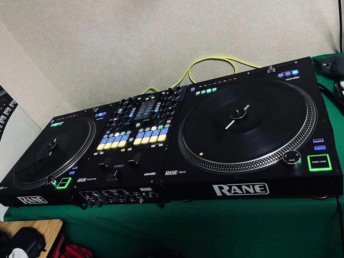 

100% BIG DISCOUNT SALES Tocadiscos RANE SEVENTY-TWO + Doce Mezclador DJ 2 canales Controlador Motorizado Funcionando -