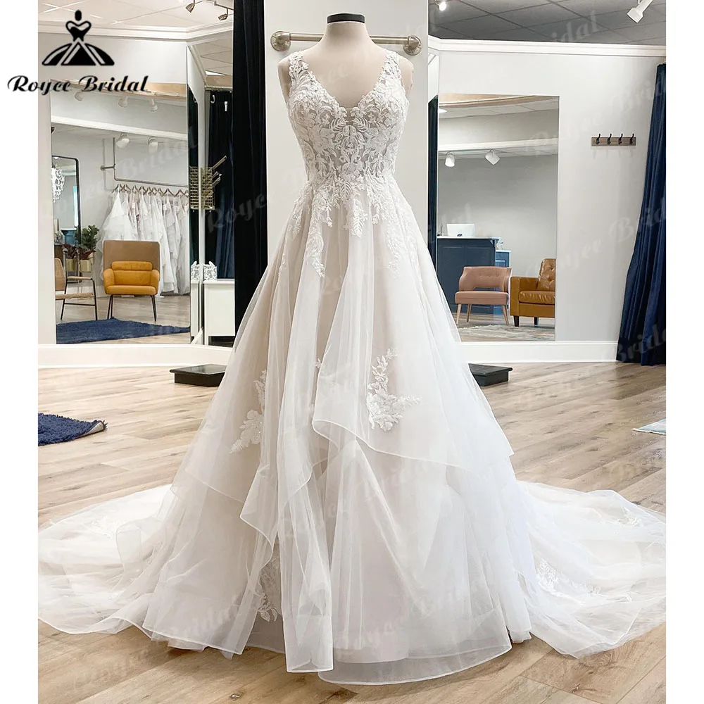 Роскошное кружевное платье-трапеция с аппликацией и V-образным вырезом свадебное