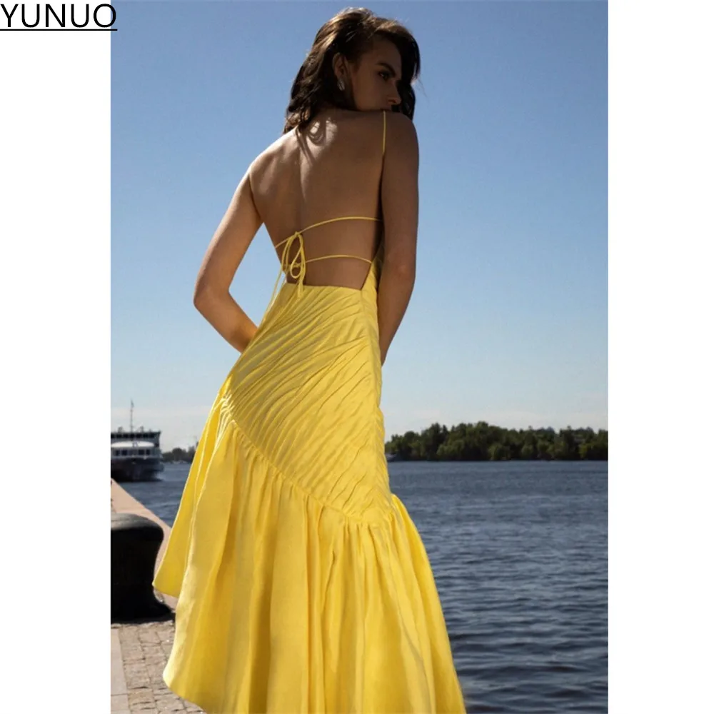 Асимметричное вечернее платье средней длины на тонких бретелях с пышной юбкой |