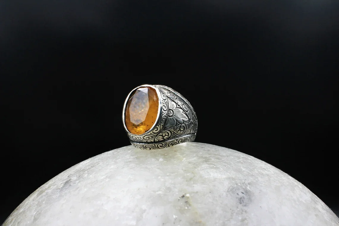 

Кольцо из серебра с турмалином, с гравировкой в виде цветов