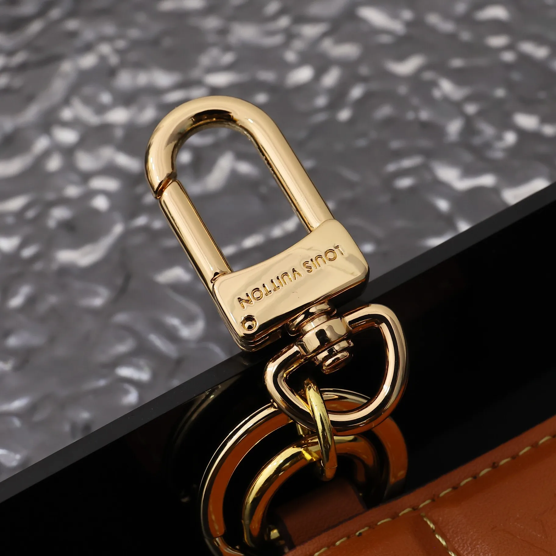 копия 1: 1 Ювелирный Брелок LV Louis Vuitton CHOCOLATE BAR FIGURIN
