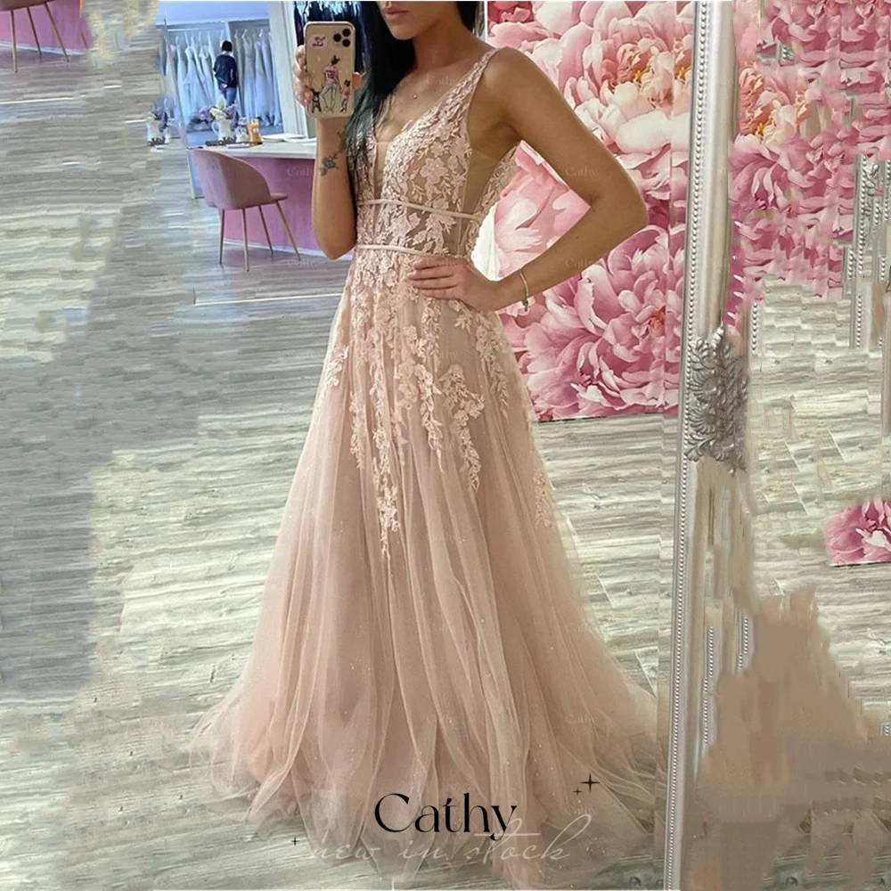 Купи Cathy Champagne Tulle Robe Evening Dresses V-Neck Prom Dresses Lace Appliqué A-Line Backless Cocktail Dresses Plus Size Custom за 4,925 рублей в магазине AliExpress