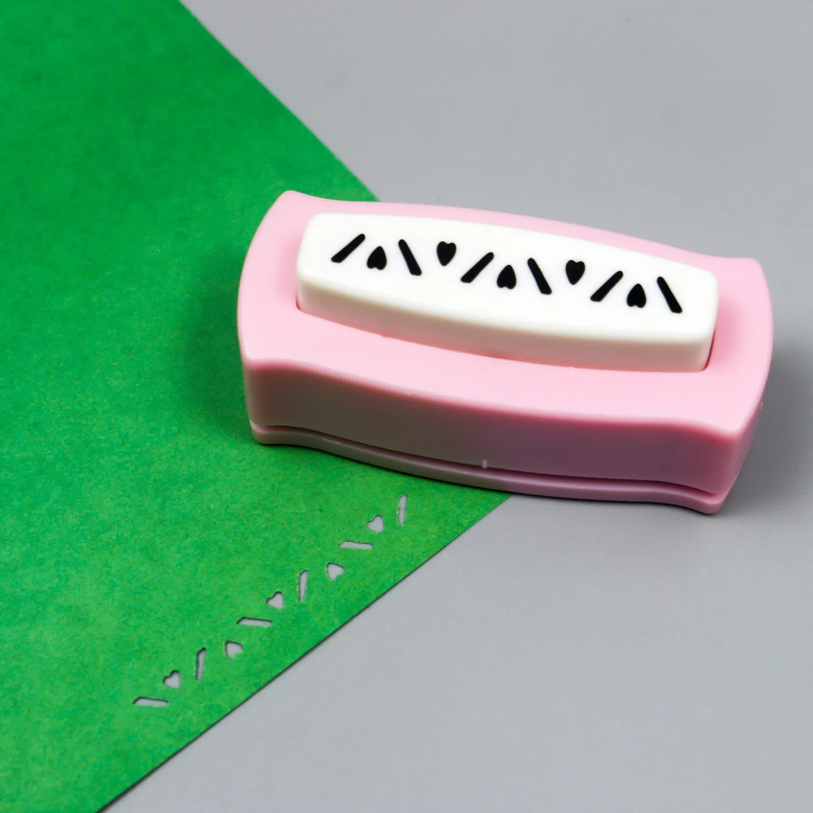 Рисунок 2 - Набор фигурных дыроколов в сундуке