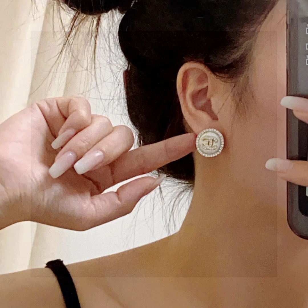 Классические простые женские серьги Chanel，модные и персонализированные
