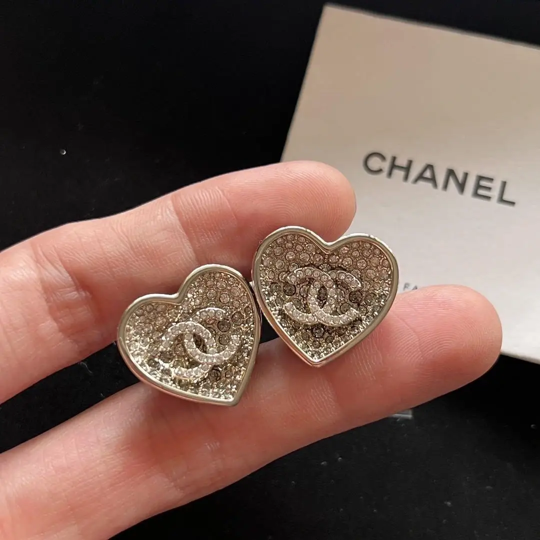 Золотые серьги-гвоздики с циркониевыми стразами в стиле Chanel висячие