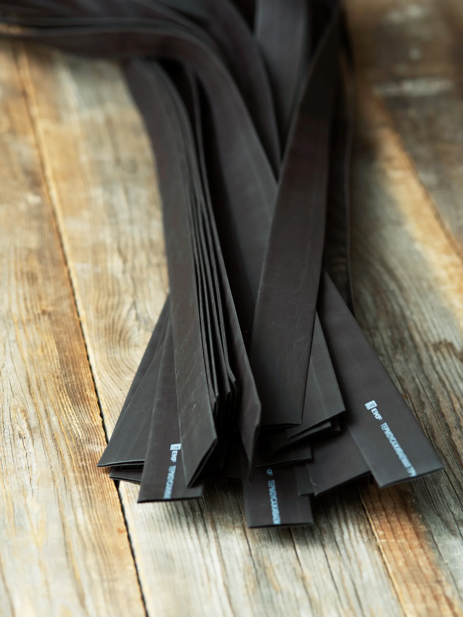 18 надпись. Тут 18. А4 18 плюс. Тут 18. 18 значок.