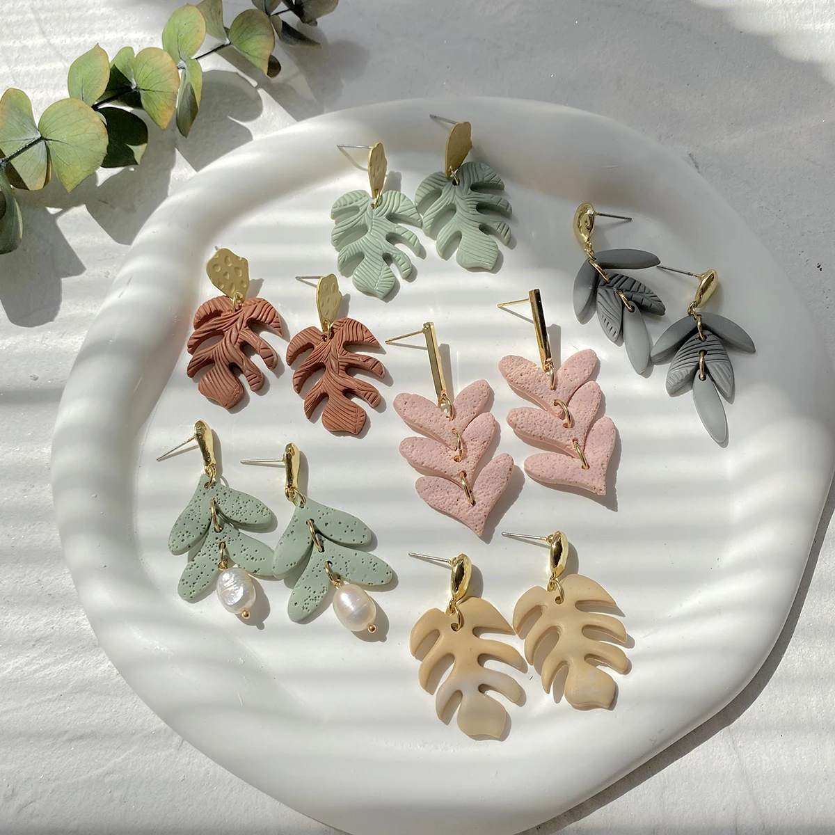 

AENSOA Handmade Textured Leaf Polymer Clay Earrings for Women Multicolor Molded Heart Floral Pearl Drop Earrings Jewelry 2022