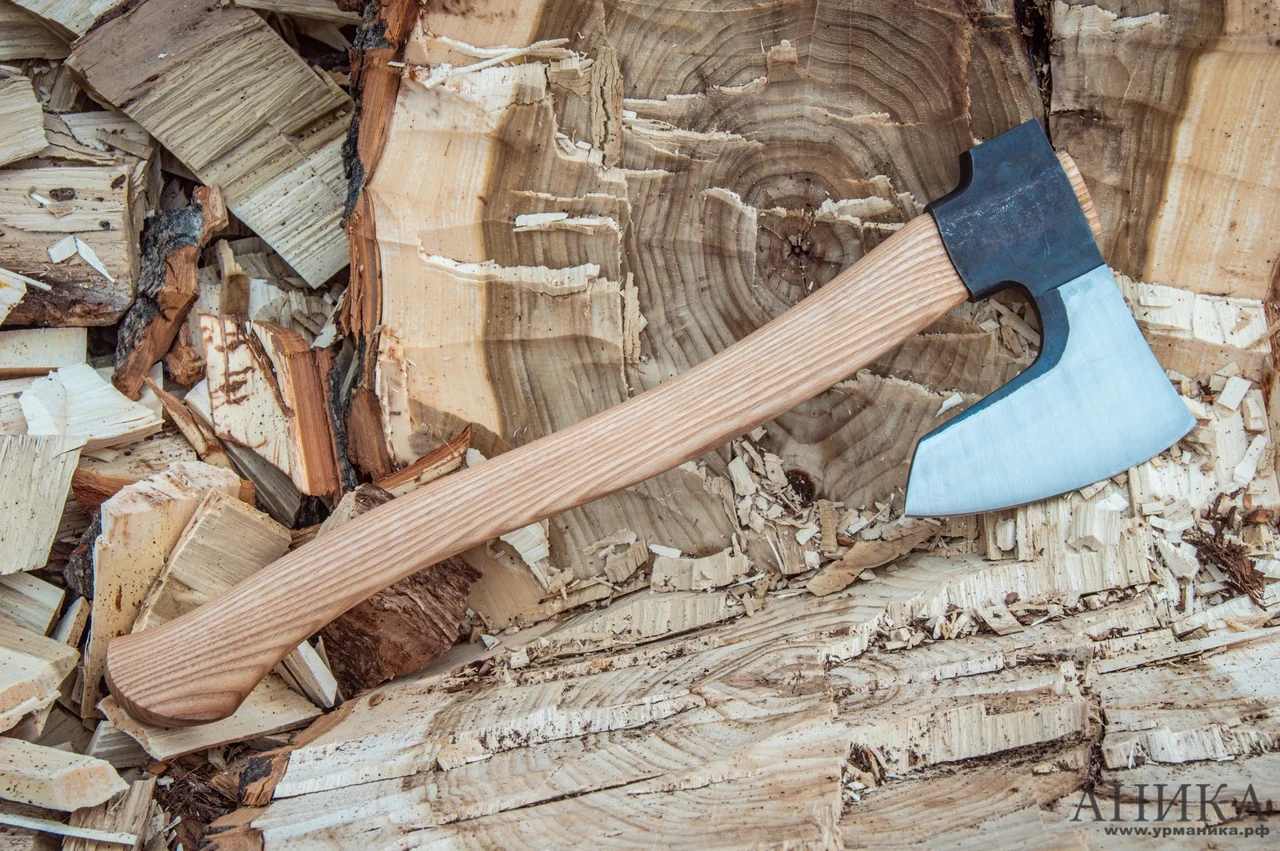 Кованый топор для машины и на дачу Кмет |