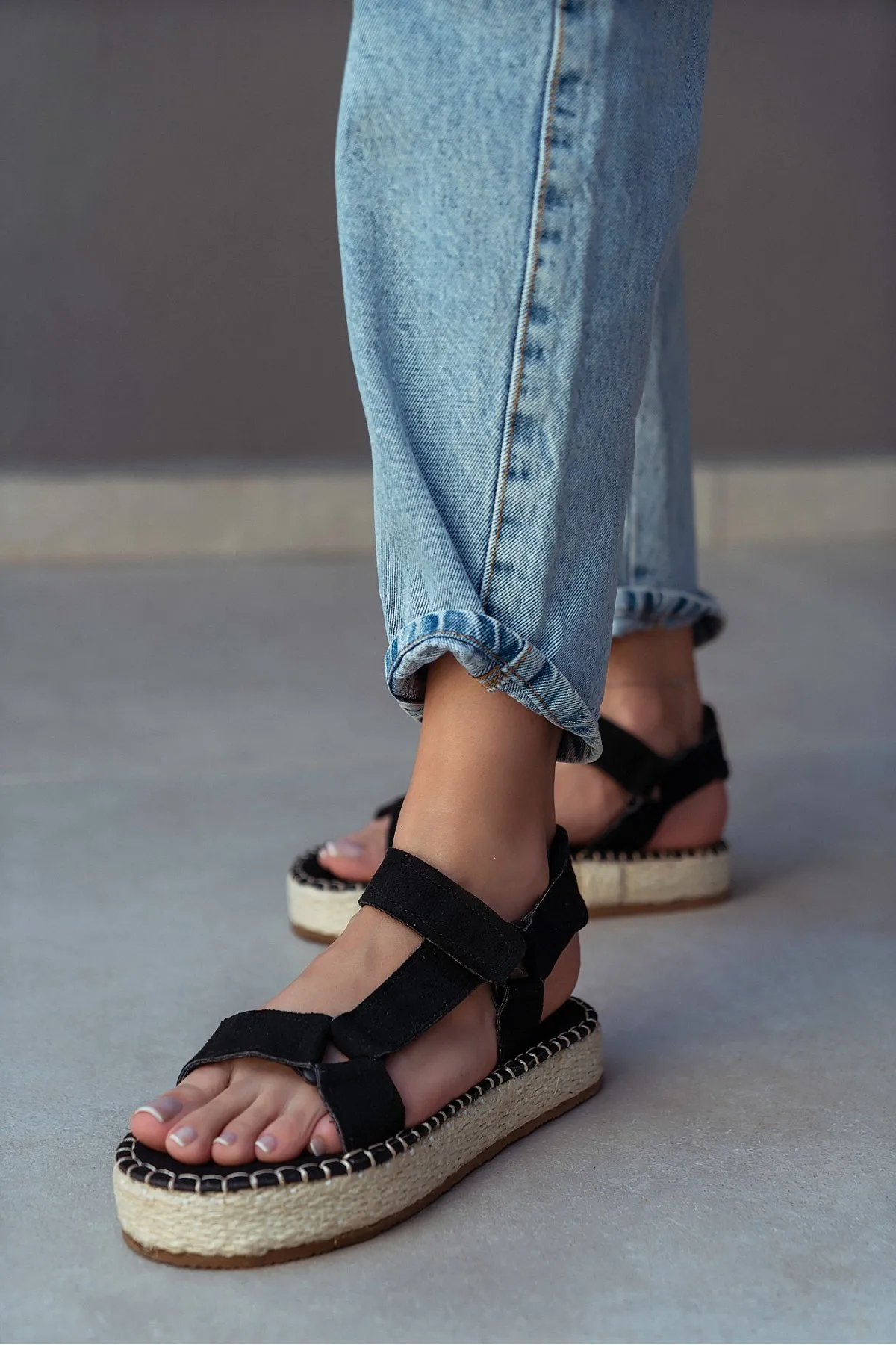 Summer 2022 New Beach Sandal Woman Magic Tape Flat Platform Holiday Sandal Fashion Punk Platform Outdoor Suede Sandal for Girls