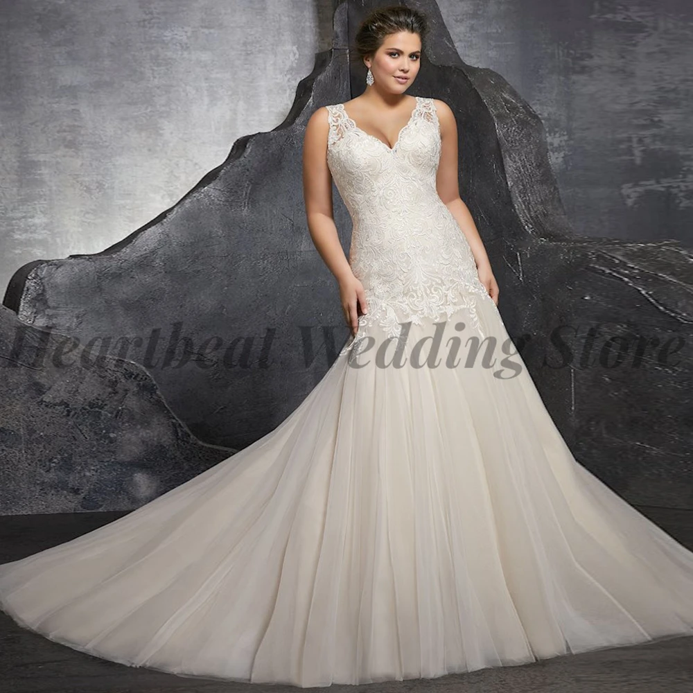 

2023 Plus Size Mermaid Wedding Dress Women with Button Back Sleeveless V-Neck Court Train Applique Sequins Classic Bridal Gowns