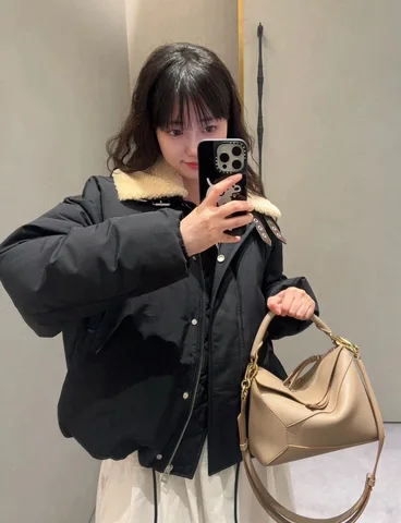 Зимний простой пуховик с воротником из овчины