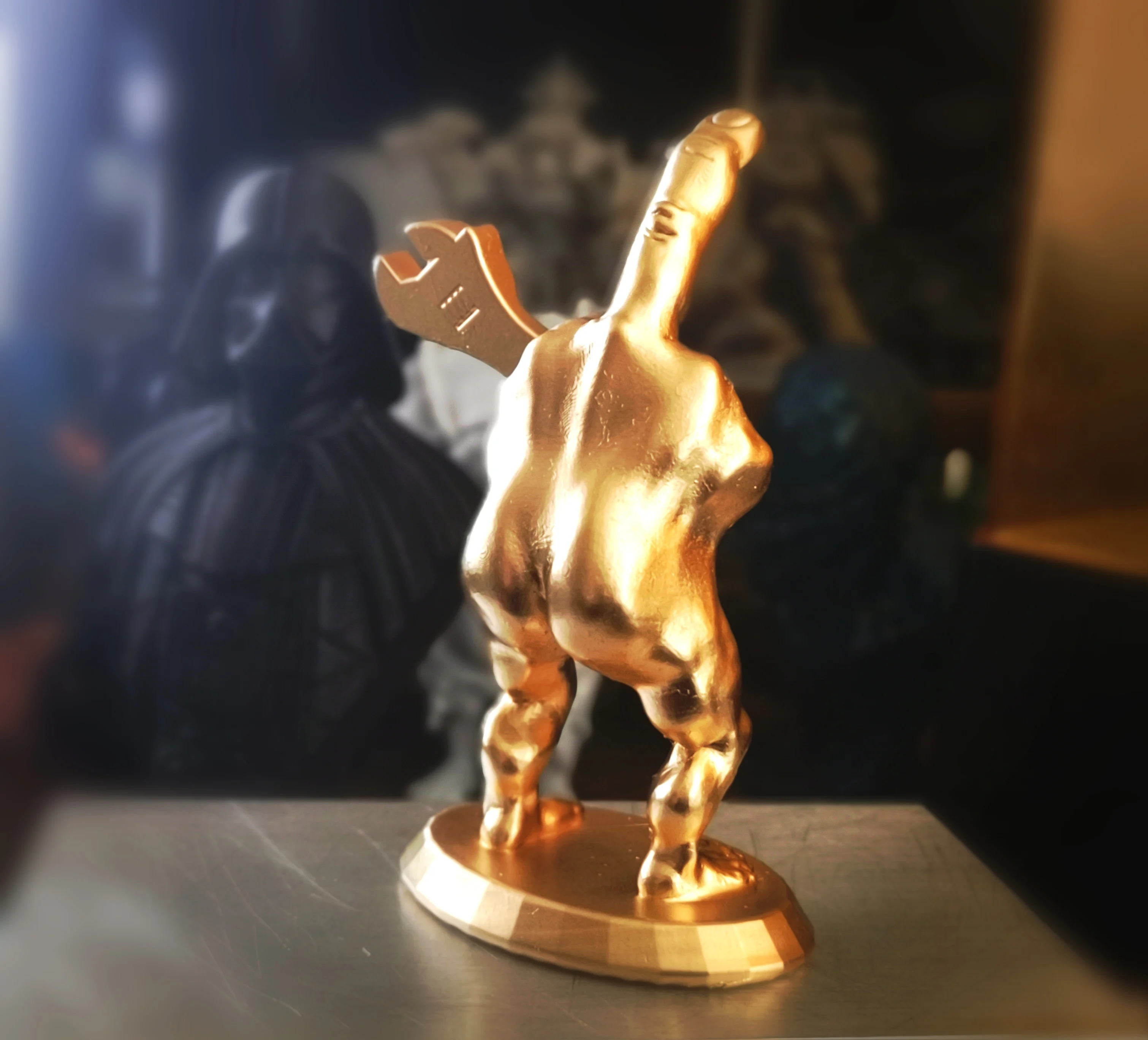 Забавные фигурки. Статуэтка прикол. Прикольные статуэтки. Сувениры для пенсионеров. Фигурка электрика.