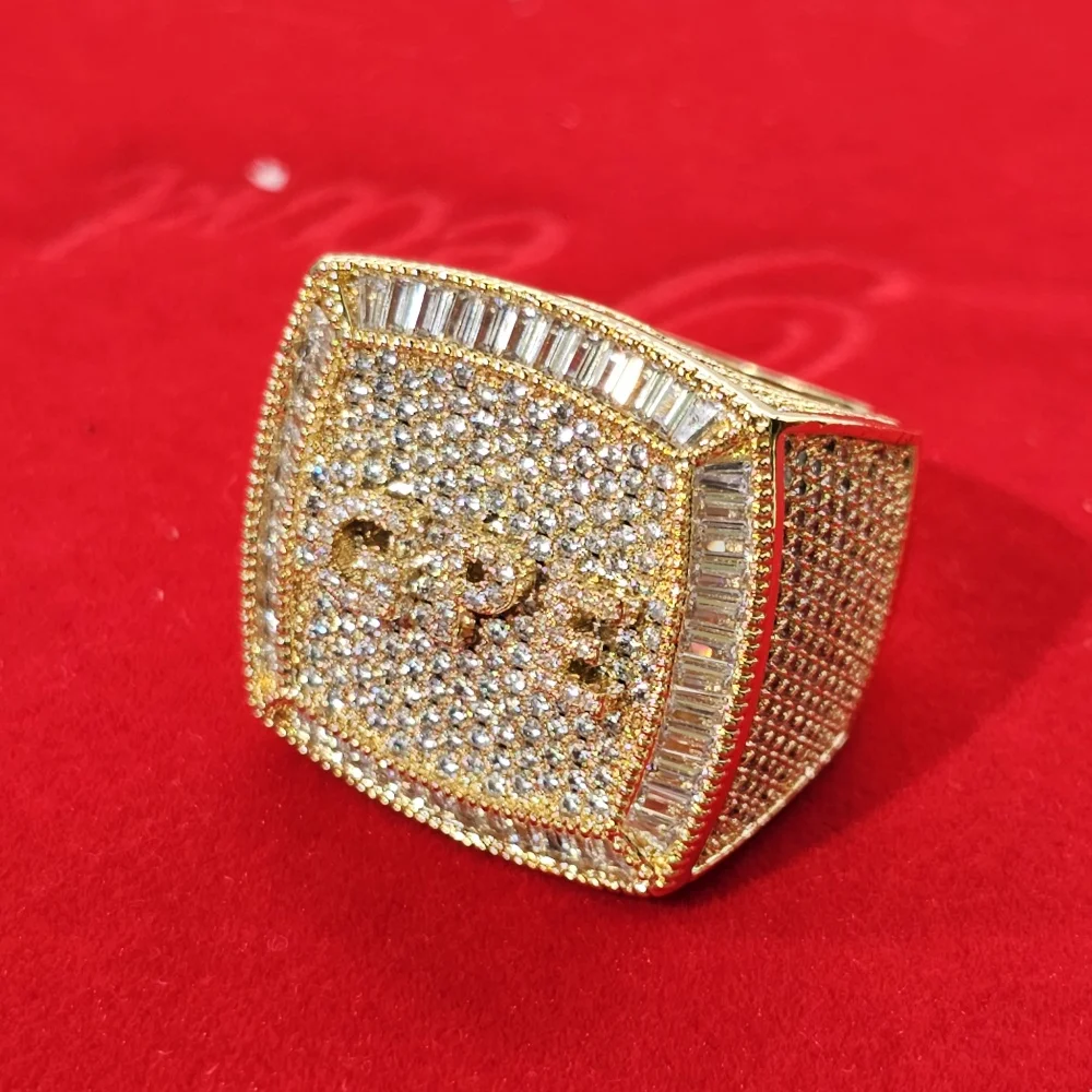 Фото Большое кольцо с буквами или цифрами на заказ, кольца Iced Out с полным кубическим цирконом, кольца для вечеринок, персонализированные изысканные ювелирные изделия в стиле хип-хоп на заказ №5